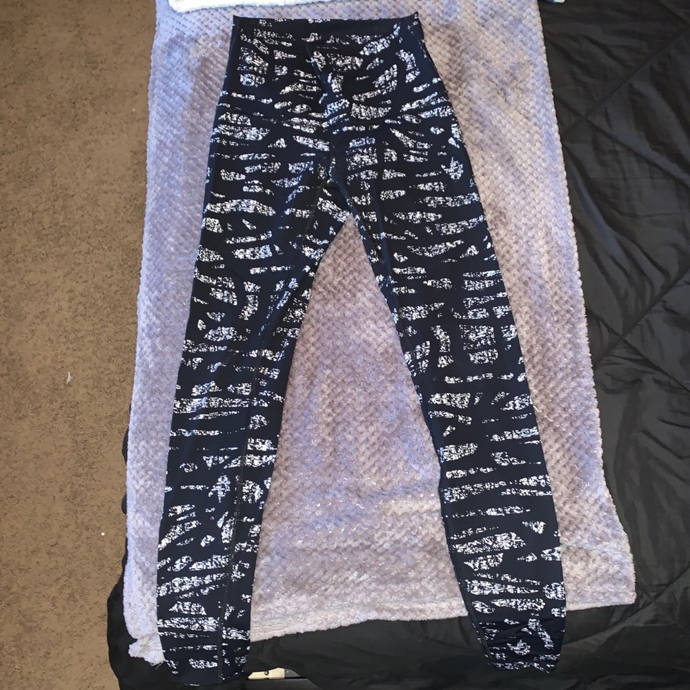 Black and white Lulu lemon leggings